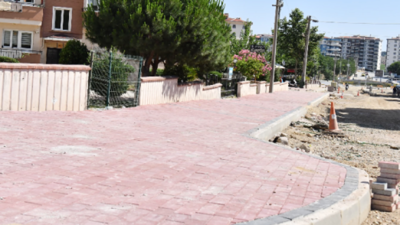 Barış Caddesinde Üstyapı Yenileme Çalışması Sürüyor