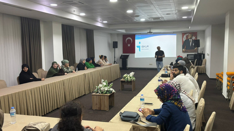 LAPSEKİ'DE İŞ ARAMA BECERİLERİ EĞİTİMİ DÜZENLENDİ