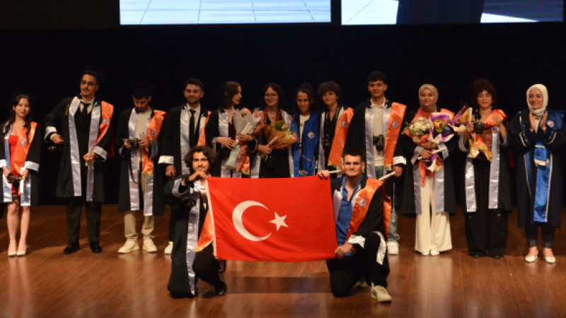 Çanakkale Sosyal Bilimler MYO’da Coşku Dolu Mezuniyet