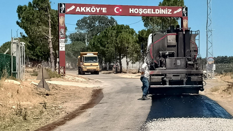 Ezine'nin Akköy ve Balıklı Arası Sathi Kaplama Çalışmaları Tamamlandı.