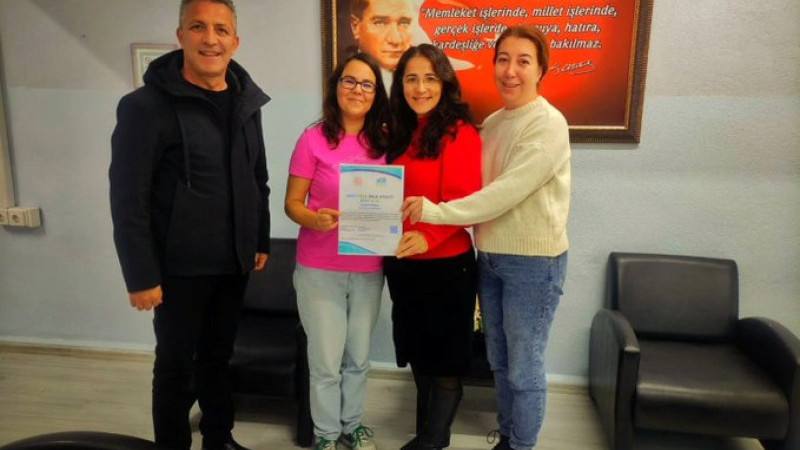 Gelibolu 75. Yıl Cumhuriyet İlkokuluna “Mavi Yeşil Okul Etiketi” ödülü