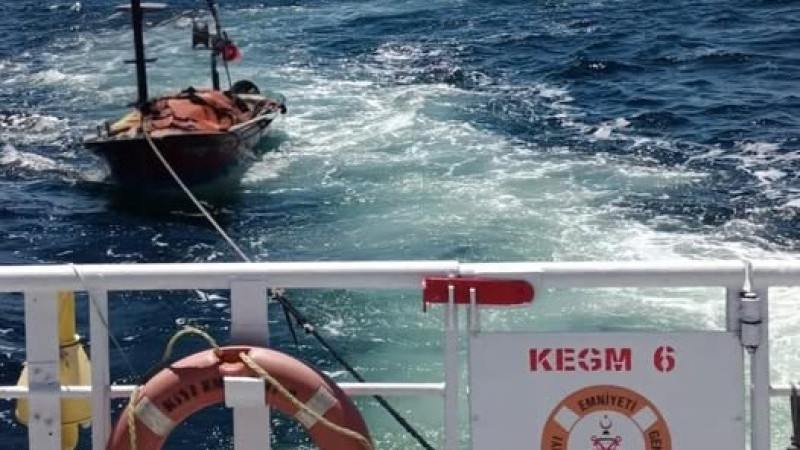 Çanakkale Boğazı’nda sürüklenen tekne kurtarıldı