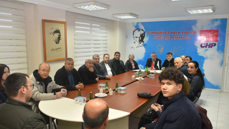 Başkan Halil Ertuğrul CHP Ezine  İlçe Başkanlığı'nı ziyaret etti.