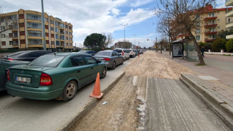 Troya Caddesi’nde Altyapı Çalışması Trafiği Kilitledi