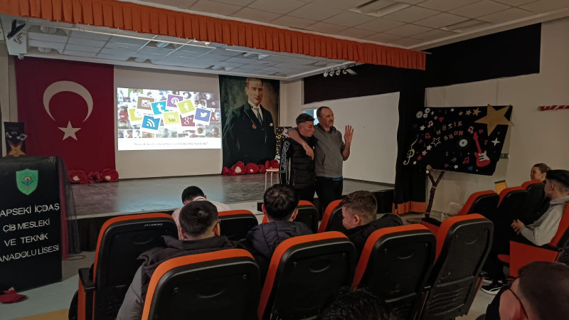 LAPSEKİ’DE ÖĞRENCİLERE CV HAZIRLAMA VE MÜLAKAT SEMİNERİ DÜZENLENDİ