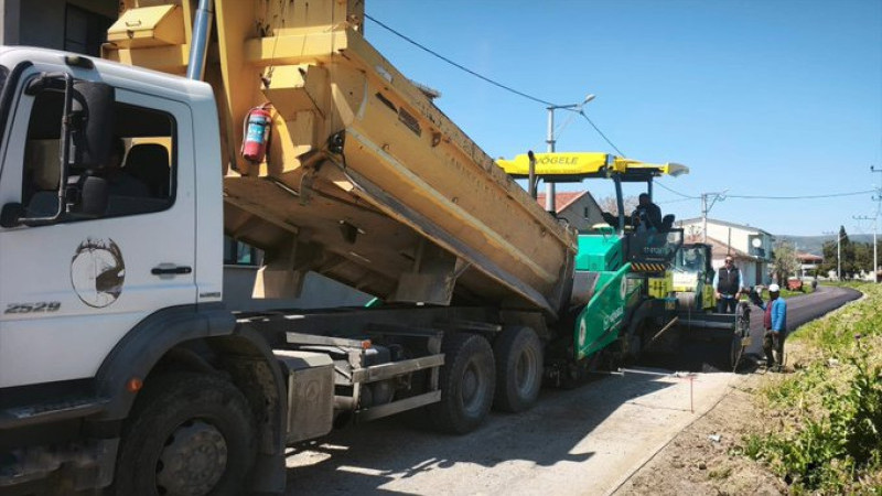 Evreşe yolunda sıcak asfalt çalışması başladı