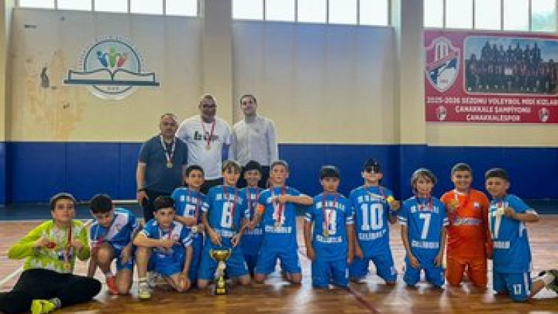 Gelibolu 100. Yıl Barış Ortaokulu’ndan futsalda şampiyonluk