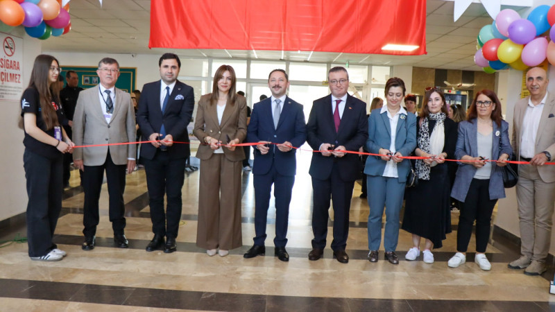 Biga İÇDAŞ Fen Lisesi'nde düzenlenen 4006 TÜBİTAK Bilim Fuarı