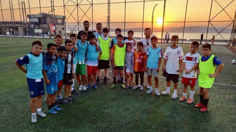 Lapseki’de camiler arası futbol turnuvasında gençler sahaya çıktı
