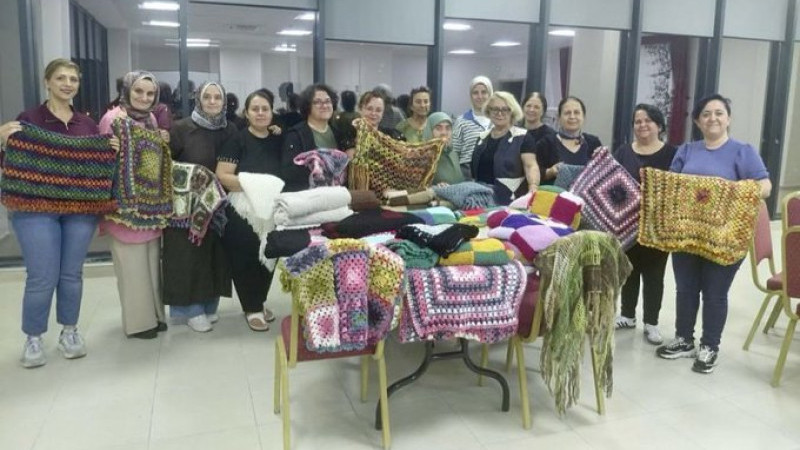 Lapseki’de kadınların el emeği battaniyelere dönüştü